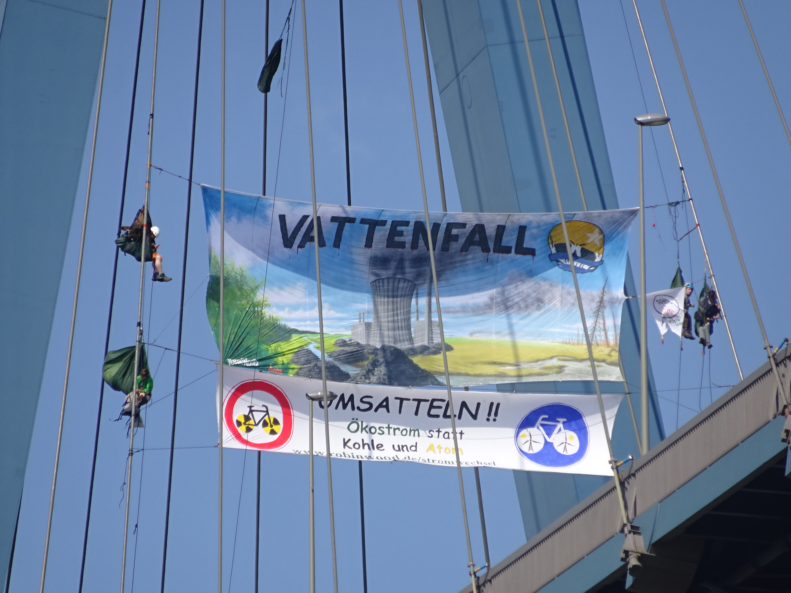 Für Ökostrom statt Kohle und Atom - Kletteraktion an der Köhlbrandbrücke gegen die Vattenfall Cyclassics, Hamburg