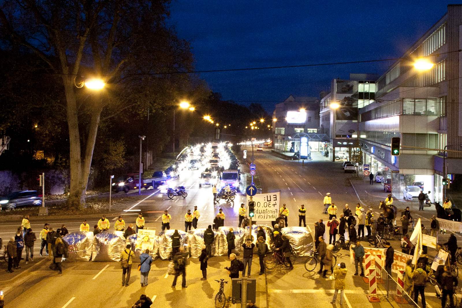 Feinstaubalarm! Fahrverbote selber machen - Aufblasbare Straßenbarrikade am Neckartor in Stuttgart, 21.11.16 