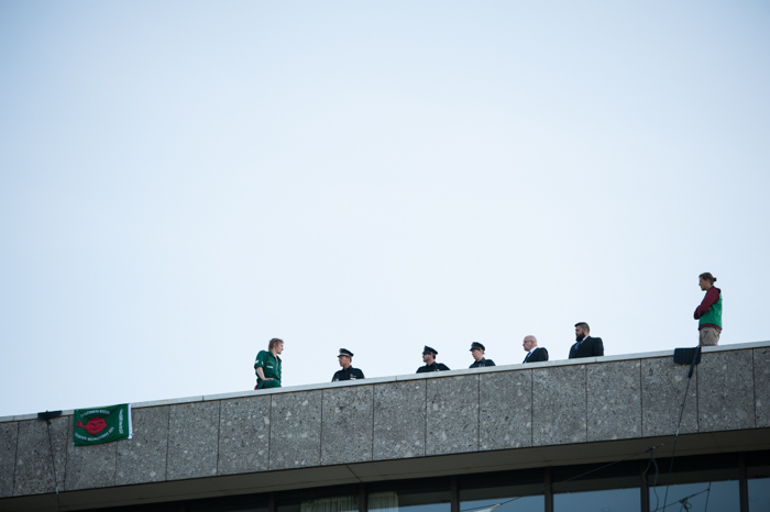 Bei einer Kletteraktion gegen Atomtransporte auf dem Dach des CCH in Hamburg