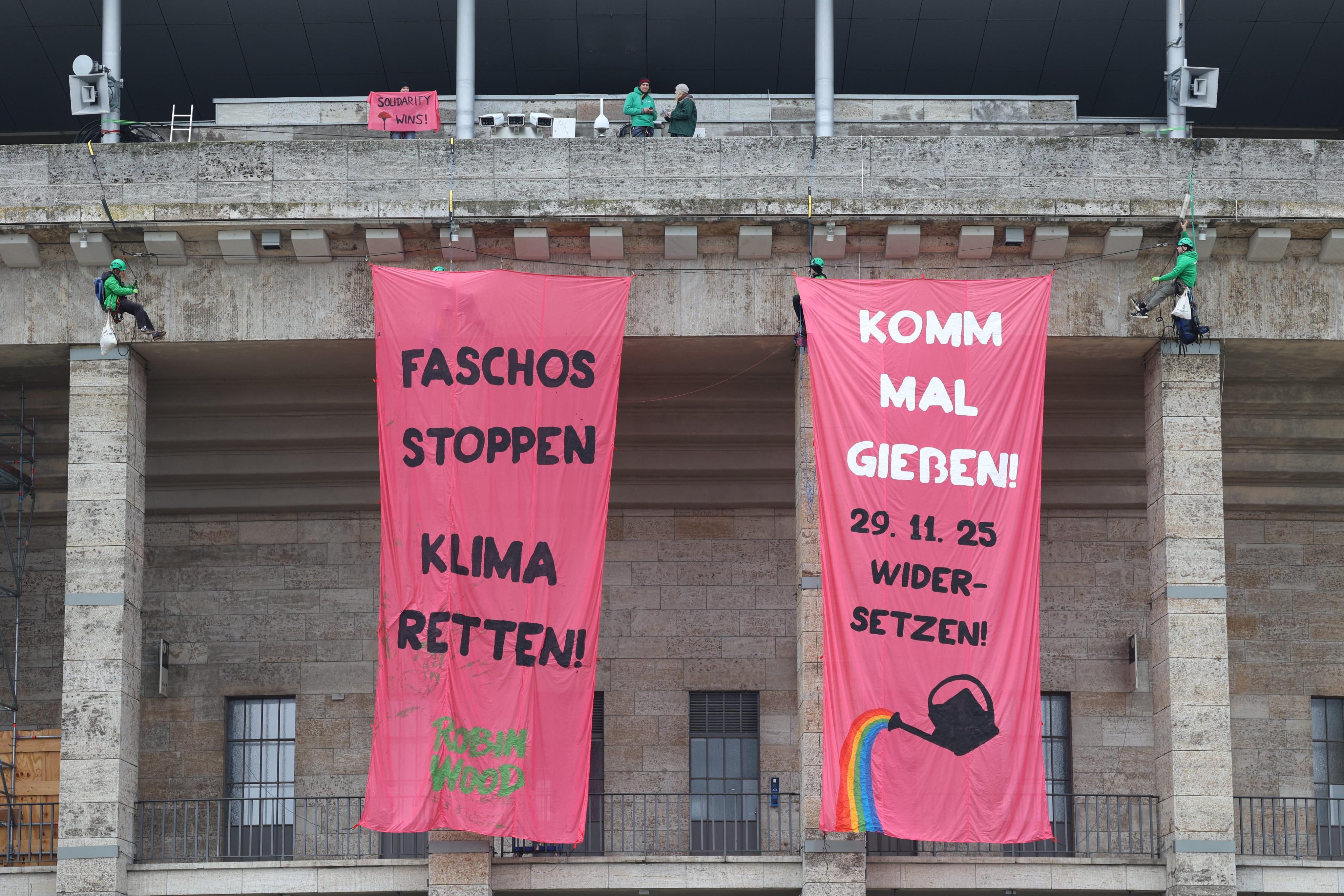Zwei rote Protestbanner am Olympiastadion