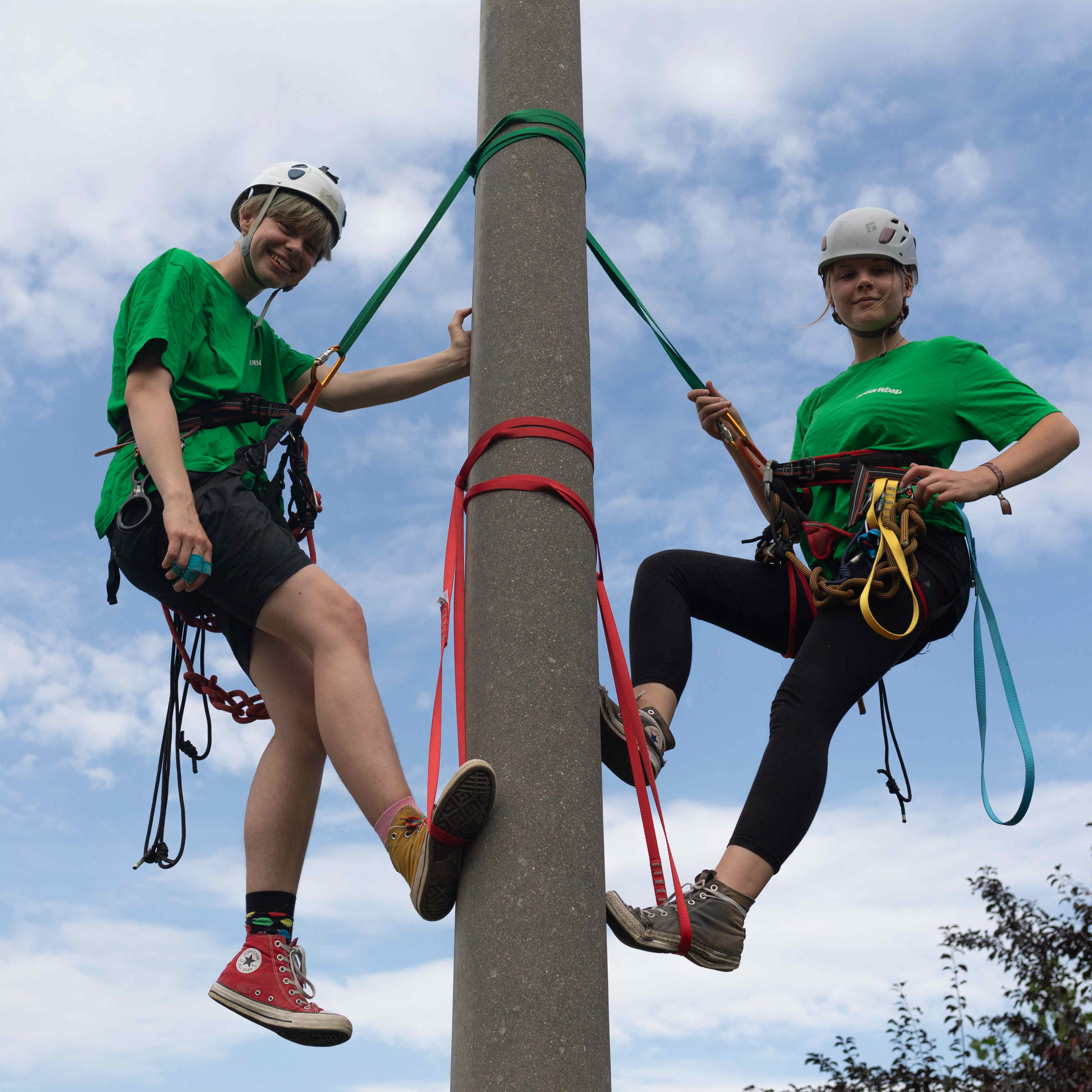 Foto Ems und Lotte in Klettergurten an Mast