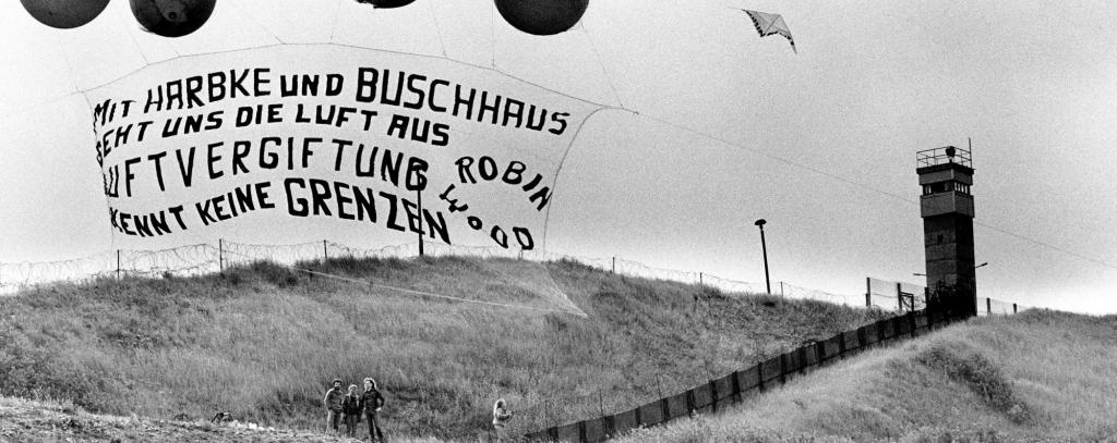 An Ballons fliegendes Protestbanner an der DDR-Grenze gegen Luftverschmutzung