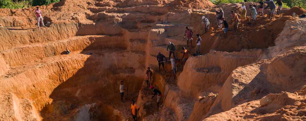Saphierabbau auf Madagaskar. Ein starkes Lieferkettengesetz schützt die Arbeitnehmer*innen und die Umwelt