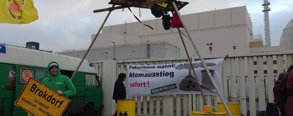 Heute geschlossen - Protestaktion zum Fukushima-Jahrestag am AKW Brokdorf