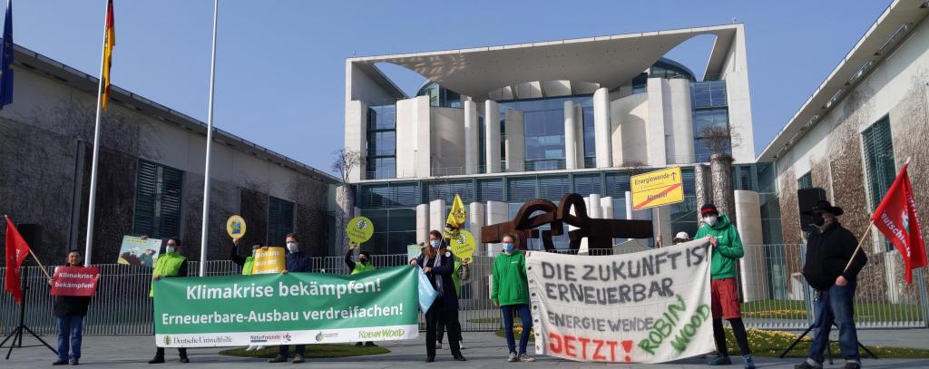 ROBIN WOOD Protest vor dem Kanzlerinnenamt