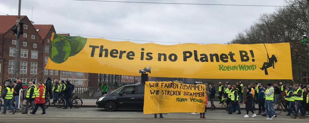 #Wirfahrenzusammen - Klimabewegung und Beschäftigte gehen auch in Bremen gemeinsam für besseren Nahverkehr auf die Straße (Foto: ROBIN WOOD) Demo auf einer Brücke unter gelbem Protestbanner