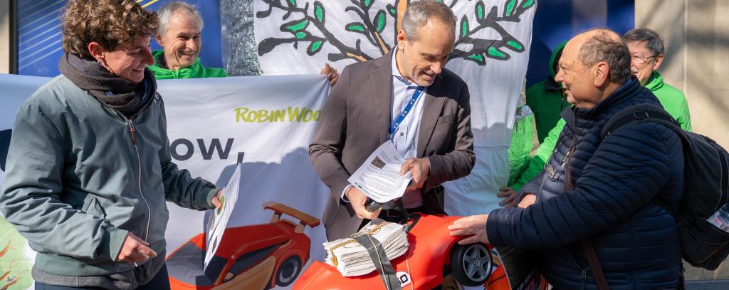 Zum erfolgreichen Abschluss der Kampagne „Eichen schützen – Porsche stoppen“ übergaben Umweltschützer*innen von ROBIN WOOD und den Custodi del Bosco d’Arneo heute über 50.000 Protest-Unterschriften an die EU-Kommission (Foto: Wald statt Asphalt)