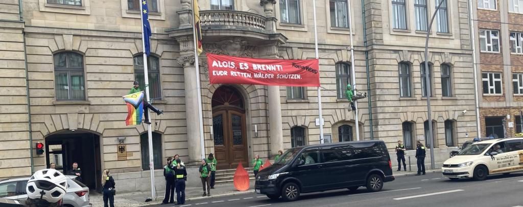 Die Wälder der Welt stehen in Flammen, aber die EU-Verordnung gegen Entwaldung soll verwässert werden- Protestaktion vor dem Bundeslandwirtschaftsministerium in Berlin (Foto: ROBIN WOOD)