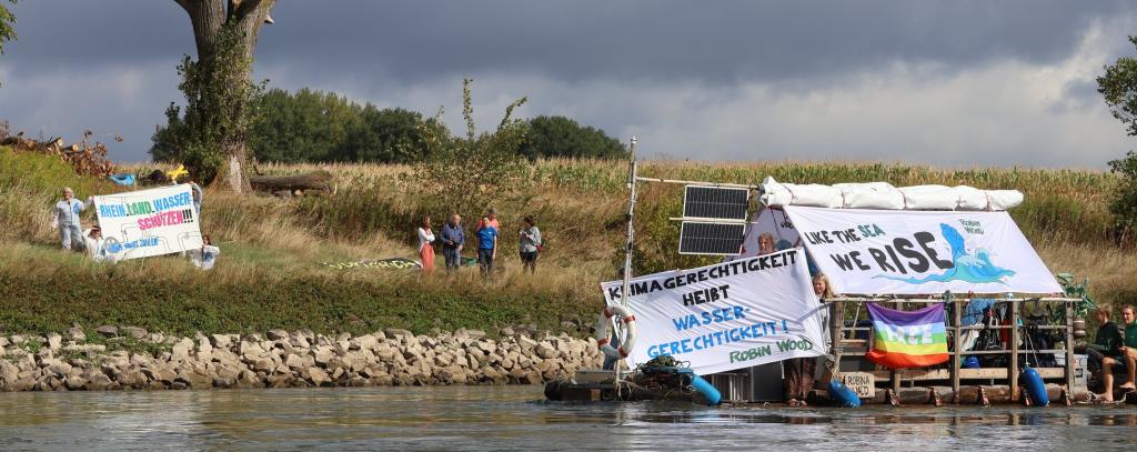 Floß auf dem Rhein - Bannerproteste