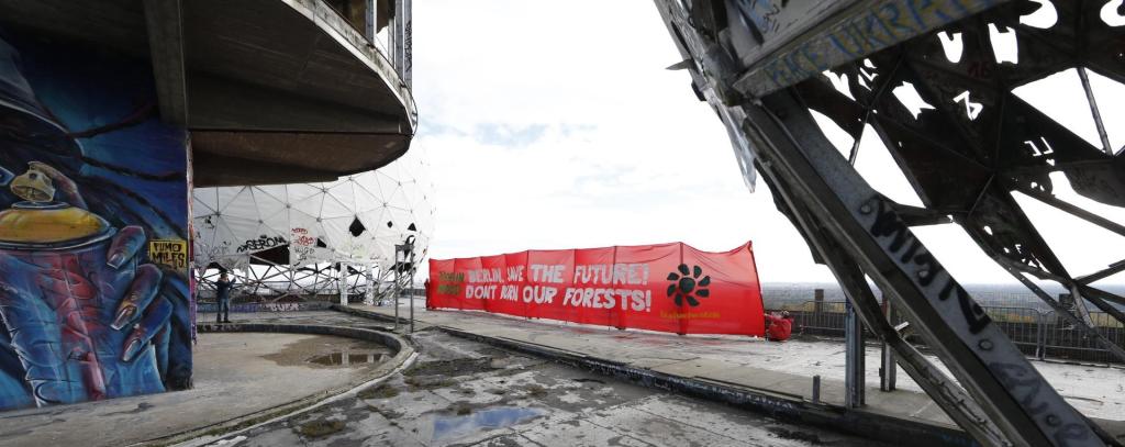 Aktive halten rotes Banner gegen Halzverfeuerung in Kraftwerken