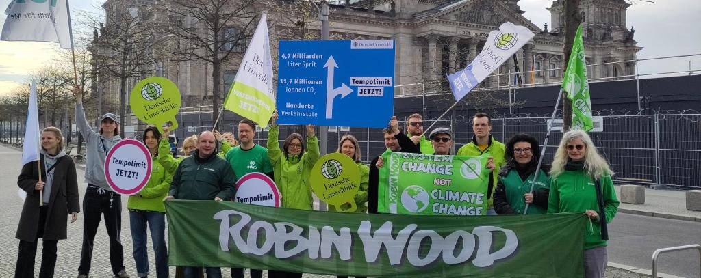 Gruppe von Umweltschützer*innen vor dem Reichstag mit Bannern