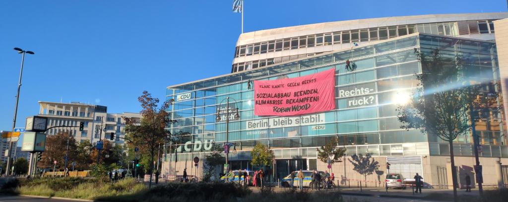 Rotes Banner vor der Fassade der Konrad-Adenauer-Hauses