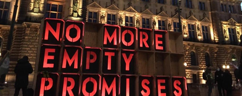 No More Empty Promises - Lichtinstallation beim Klimastreik in Hamburg, 19.3.21 (Foto: ROBIN WOOD)