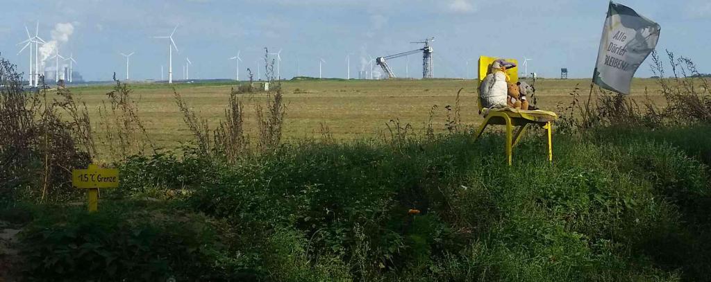 Bagger und Windräder hinter der 1,5° Grenze vor Lützerath