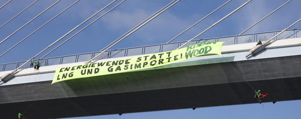 Kletterprotest an der Rügenbrücke gegen das geplante LNG-Terminal auf Rügen (Foto: Daniel Müller / ROBIN WOOD) Protestbanner und Kletteraktivist*innen an der Rügenbrücke