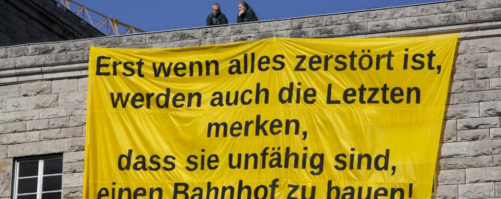 Aktion auf Bahnhofsdach während Großdemonstration (Foto: Marlyse Kernwein-Janzer) Unfähig, einen Bahnhof zu bauen