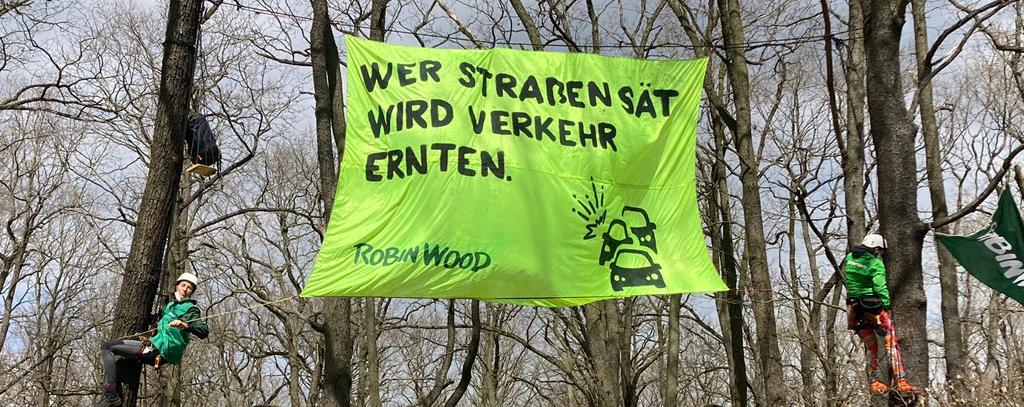 Bannerprotest gegen den geplanten Bau der Tangentialverbindung Ost durch die Wuhlheide in Berlin, 25.4.21 (Foto: ROBIN WOOD) Kletteraktion Wuhlheide