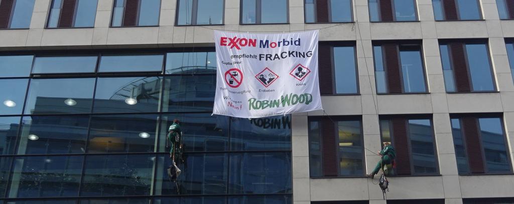 Bannerprotest gegen Fracking bei der Europazentrale von ExxonMobil, Hamburg 4.11.15 (Foto: ROBIN WOOD)