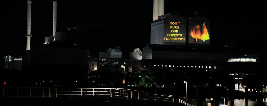 Video-projection on the Tiefstack coal plant in Hamburg, Germany (photo: Mirko Boll / ROBIN WOOD)