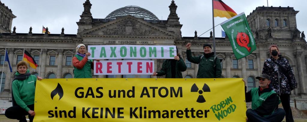 Protest gegen das Greenwashing von Atom und Gas durch die EU-Taxonomie, Berlin 25.4.22 (Foto: ROBIN WOOD, Dagmar Jordan)