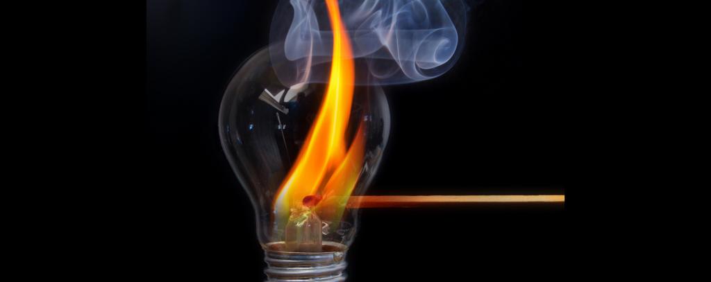 Foto: Peter Bost, pixelio.de Foto Glühbirne, Streichholz und Feuer