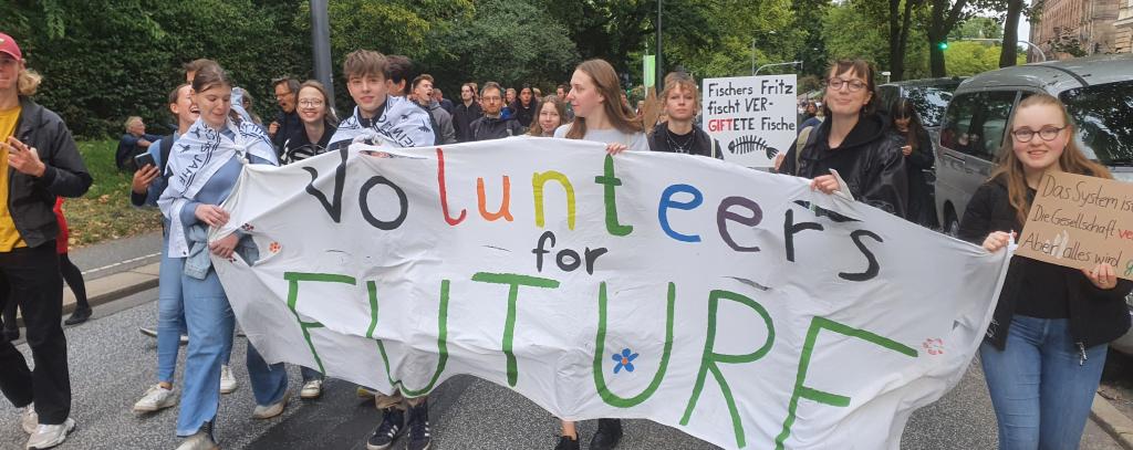 FÖJler*innen bei einem Klimastreik von Fridays for Future in Hamburg (Foto: ROBIN WOOD/NataliePreuß) Klimastreikende mit Banner auf einer Straße
