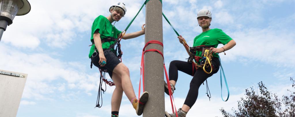 Foto der FÖJs Ems und Lotte beim Klettern