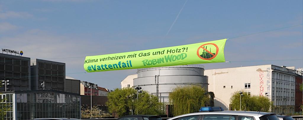 Bannerprotest vor dem Vattenfall-Heizkraftwerk Mitte in Berlin: „Klima verheizen mit Gas und Holz? #Vattenfail!“(Foto: ROBIN WOOD / Knut Hildebrandt)