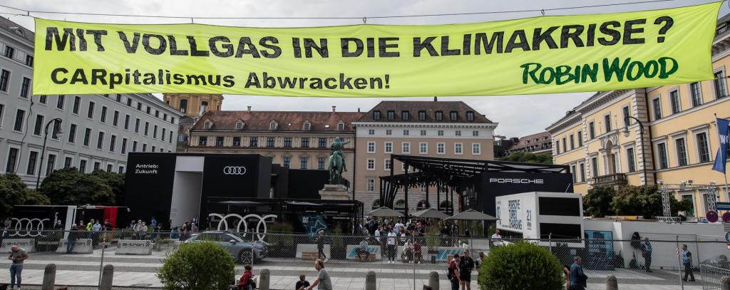 Bannerprotest bei der IAA in München, Wittelsbacherplatz, 11.9.21 (Foto: Jens Volle)