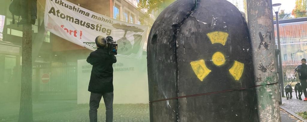 Anti-Atom-Protest mit Riss-Reaktor vor dem Klimaschutzministerium in Berlin, 17.10.2022 (Foto: ROBIN WOOD/Sylvester Kaben) AKW-Modell, aus dem Rauch dringt, Banner zwischen Bäumen
