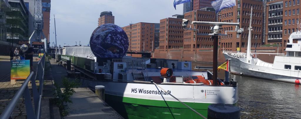 "MS Wissenschaft" im Sandtorhafen der Hamburger Hafen-City (Foto: ROBIN WOOD / Ute Bertrand)