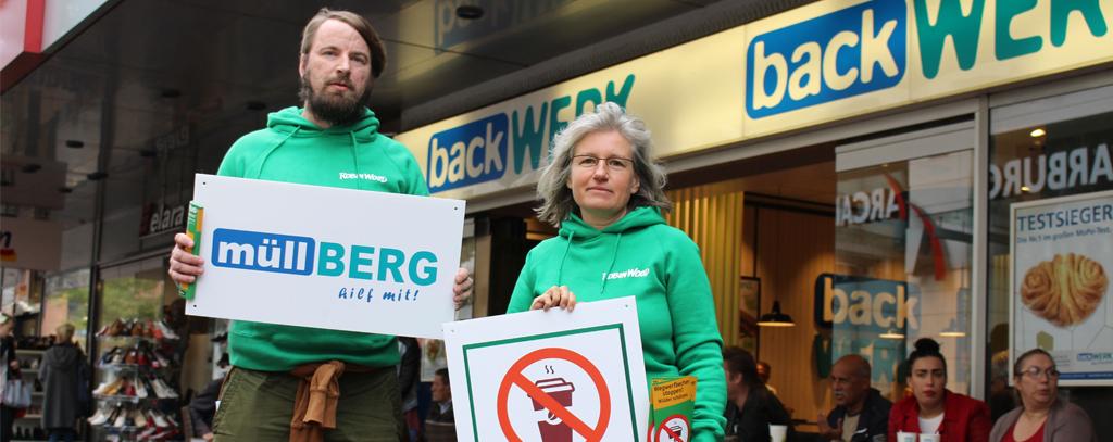 Protestaktion gegen Ressourcenverschwendung bei Backwerk Mehrwegbecher statt Waldzerstörung