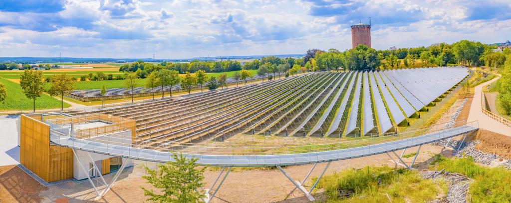 Seit Ende Mai des letzten Jahres betreiben die Stadtwerke Ludwigsburg die größte Solarthermie-Anlage Deutschland "Seit Ende Mai des letzten Jahres betreiben die Stadtwerke Ludwigsburg die größte Solarthermie-Anlage Deutschlands. Die über eintausend Kollektoren speisen in das bestehende Fernwärmenetz ein