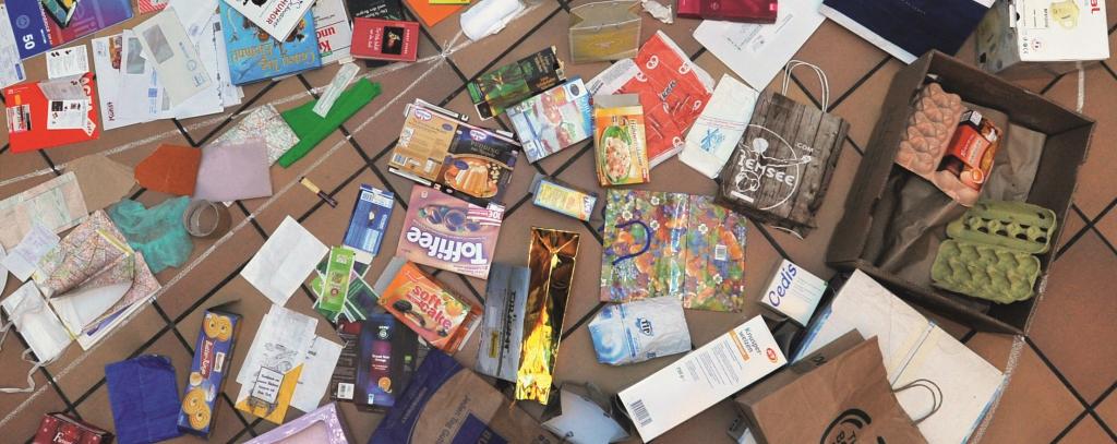 Beispiele für Verpackungen aus Papier, Pappe und Karton (Foto: ROBIN WOOD)