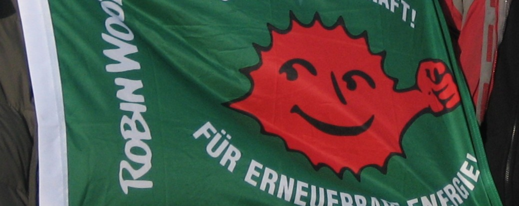 ROBIN WOOD-Flagge mit Anti-Atom-Sonne