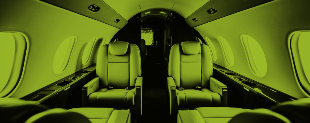 Bild des inneren eines Privatjets mit dem Slogan Privatjets stoppen!