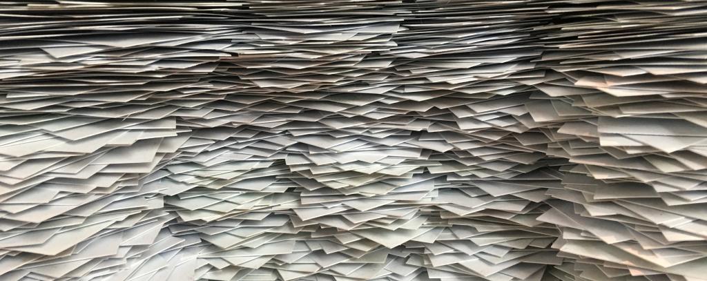ein Haufen Papier (Foto: Christa Dodoo via https://unsplash.com) Für Büropapier gibt es Recyclingpapieroptionen