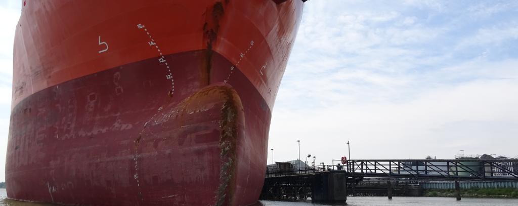 Schiffsrumpf im Fluss