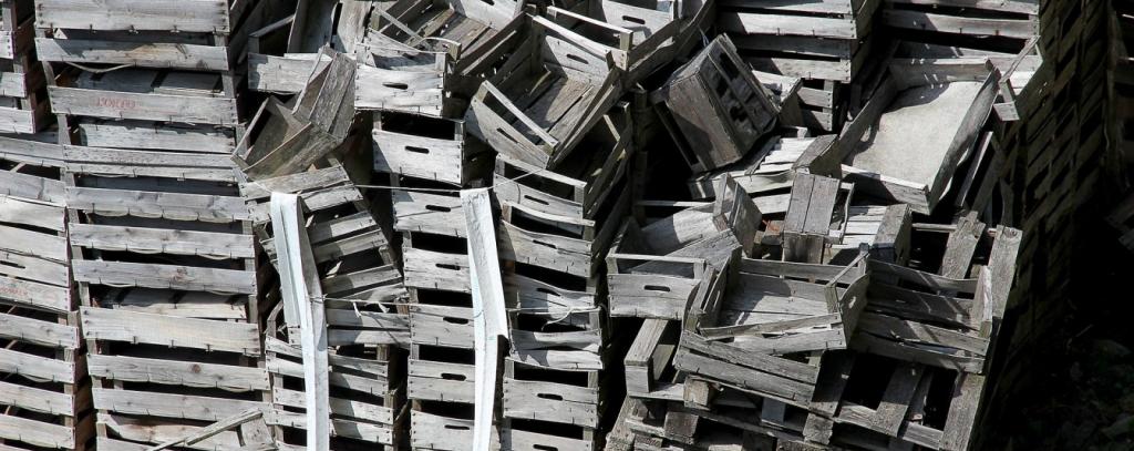 gestapelte alte Holz-Obstkisten