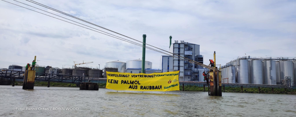 Protestaktion an der Fettraffinerie in Brake gegen Palmöl aus Raubbau und für ein starkes Lieferkettengesetz (Foto: Fenna Otten / ROBIN WOOD)