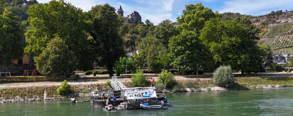 ROBIN WOOD-Floß für Klimagerechtigkeit auf der Fahrt nach Bingen (Foto: ROBIN WOOD)