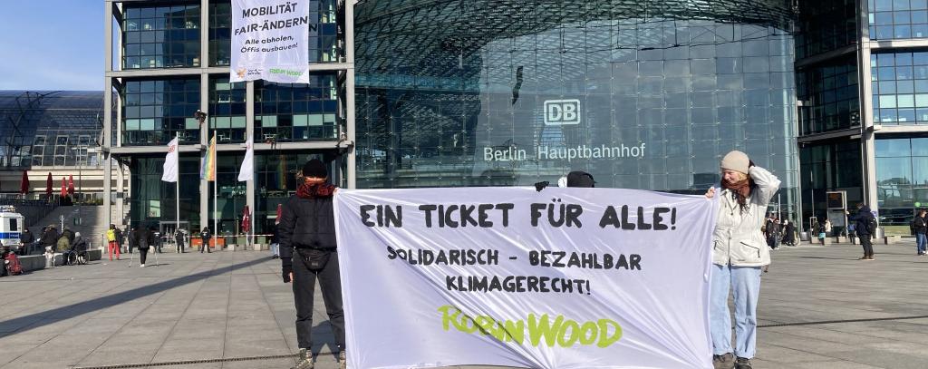 Protestaktion am Berliner Hauptbahnhof, 20.02.2025 (Foto: ROBIN WOOD) Ein Ticket für alle