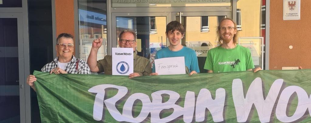 Solidarischer Protest bei Prozess gegen Tesla-Angeklagten
