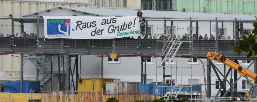 S21 – ROBIN WOOD fordert: Umstieg jetzt! / Kletterprotest bei der inszenierten Grundsteinlegung für den Tiefbahnhof