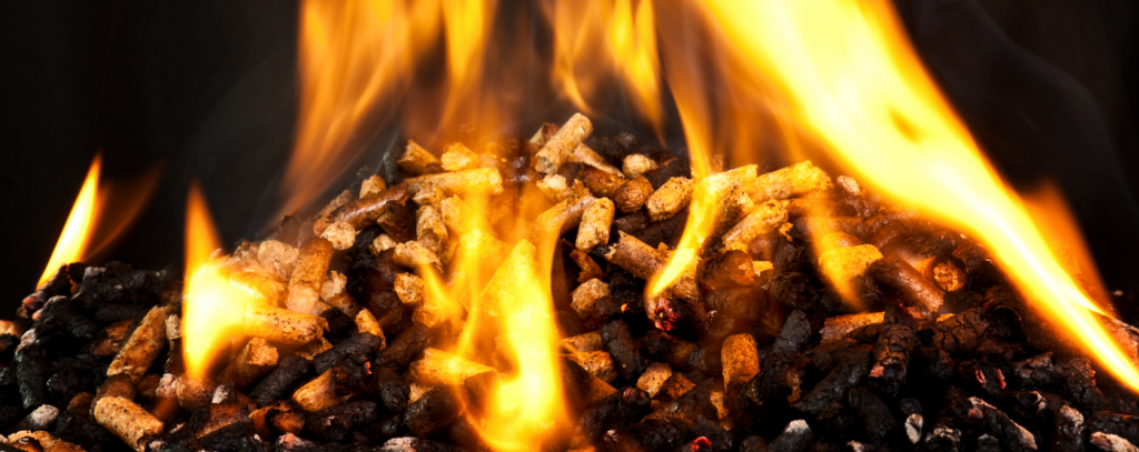 Brennende Holzpellets