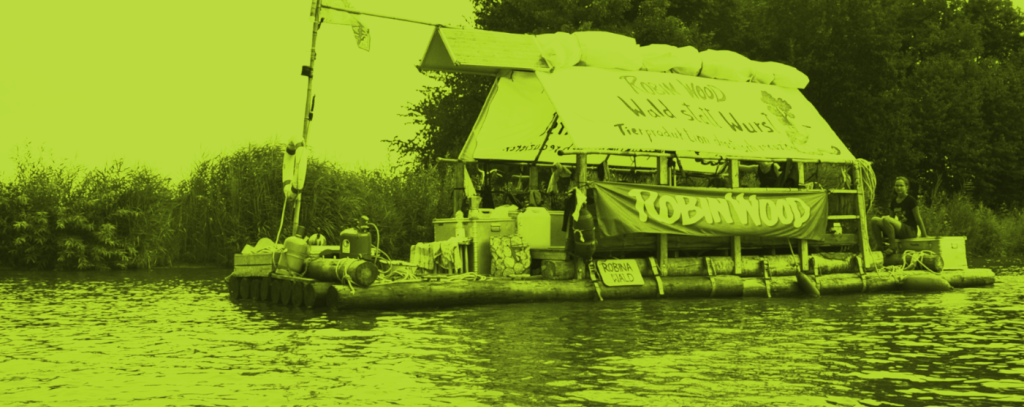 ROBIN WOOD und Aktion Agrar gehen diesen Sommer gegen Futtermittelimporte gemeinsam auf Floß- und Radtour (Foto: ROBIN WOOD) ROBIN WOOD-Holzfloß auf einem Fluss