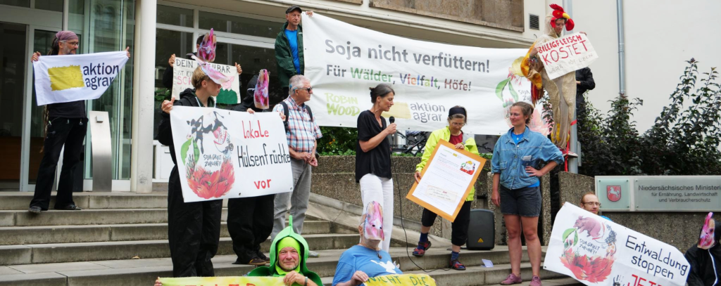 Übergabe eines Appells an Ministerin Miriam Staudte für den Schutz von Wäldern und die Stärkung des regionalen Anbaus von Hülsenfrüchten (Foto: Melina Gross)