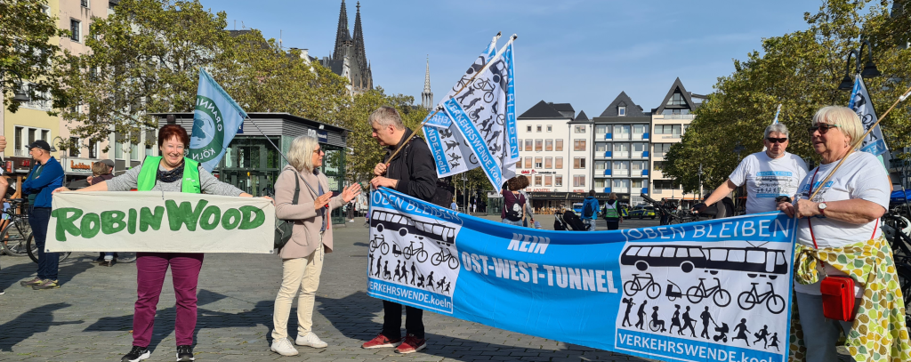 Foto: ROBIN WOOD Aktionsfoto mit Bannern "Oben bleiben"
