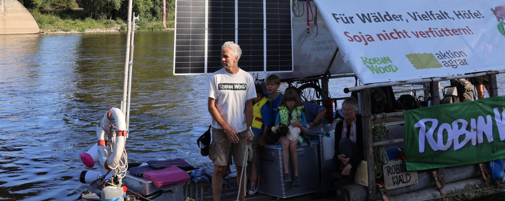 Foto: Christina Albrecht / ROBIN WOOD Floßfoto auf Elbe