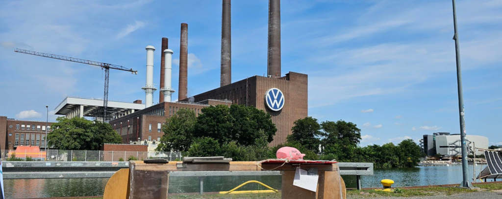 In Wolfsburg haben wir unseren Infostand zu Soja-Futtermitteln und Agrarwende direkt gegenüber vom VW-Gelände am Mittellandkanal aufgebaut (Foto: Jana Ballenthien / ROBIN WOOD) Foto Infostand gegenüber des VW-Werks in Wolfsburg